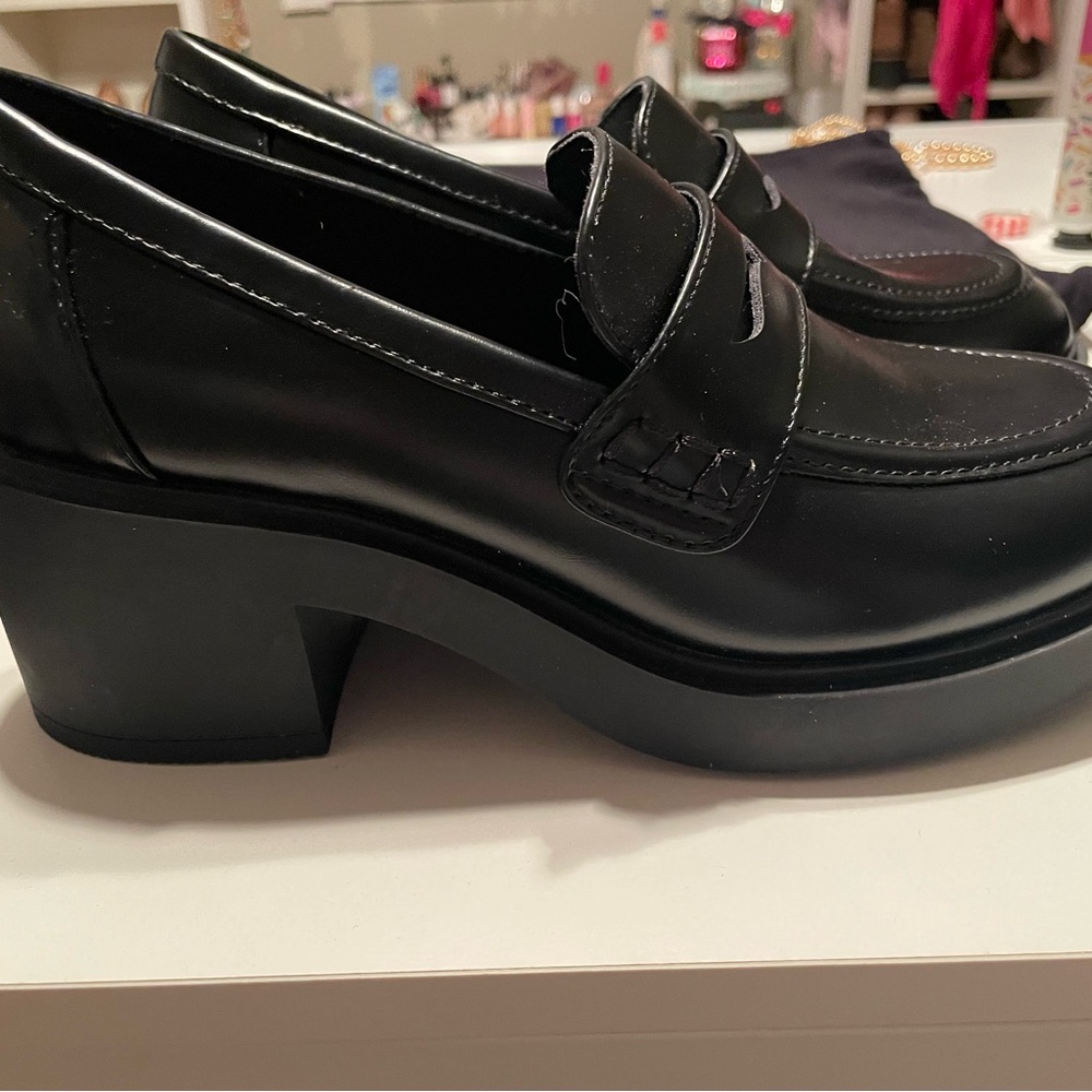 Brand new, never worn no boundaries loafers. Perfect for the winter months!